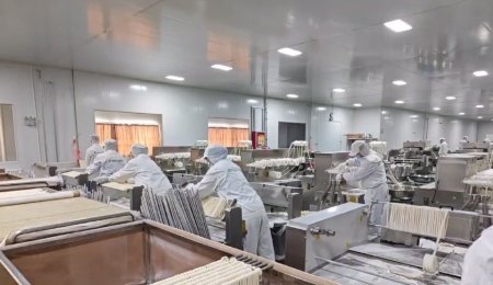 ?？萍眩喊褌鹘y(tǒng)手工技藝融入智能化裝備，一根高質(zhì)量面條正在生成